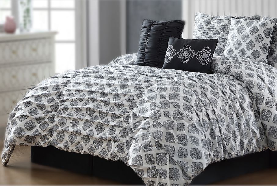 Printed pleated comforter set